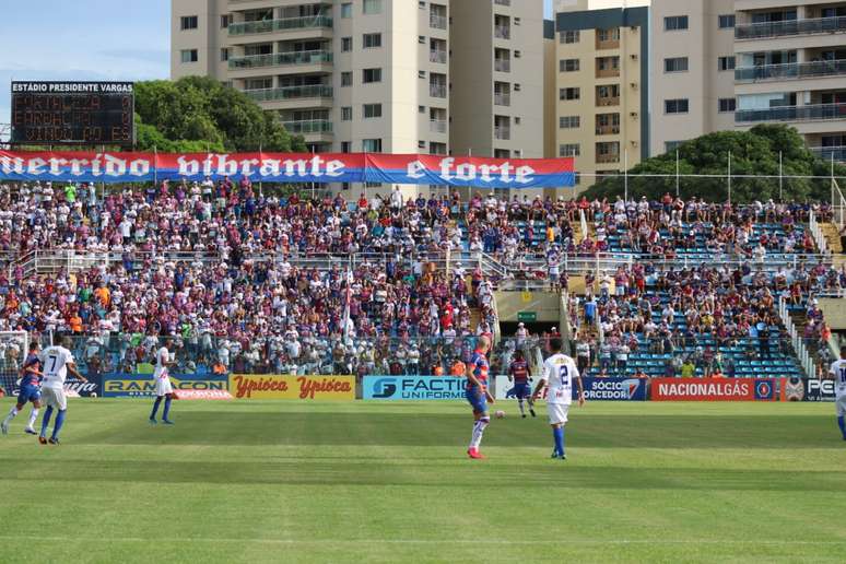 Torcida do Fortaleza presente no Estádio Presidente Vargas. 