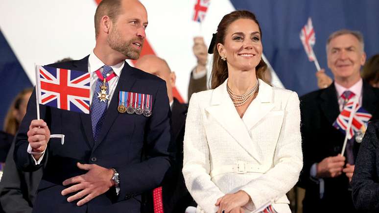 Kate Middleton rock again with an elegant white appearance and attracts attention with the velvet loop