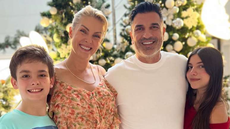 Ana Hickmann posa com o filho, noivo e enteada/