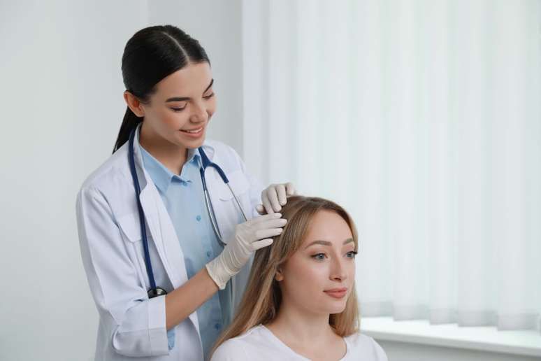 A mesoterapia capilar fortalece os fios e combate a queda 