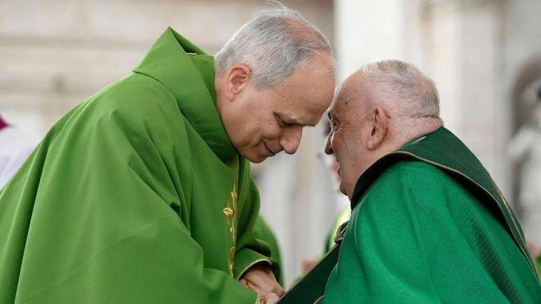 Encontro do cardeal Prevost com o papa Francisco (à direita) em fevereiro de 2025
