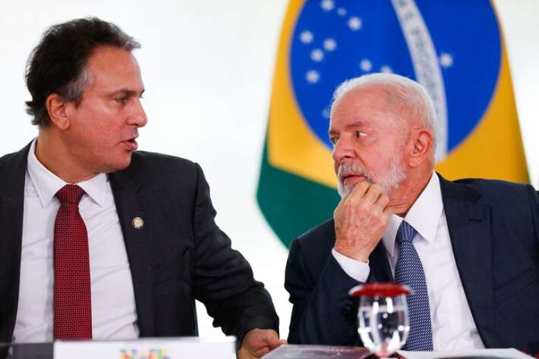 Ministro da Educação, Camilo Santana tem esperado definição do presidente Lula sobre as novas regras de EAD