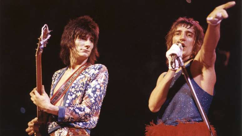 Ronnie Wood e Rod Stewart com o Faces em 1973 -