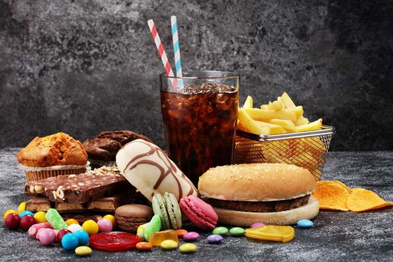 Alimentos processados e ricos em açúcar podem desequilibrar o sistema digestivo 