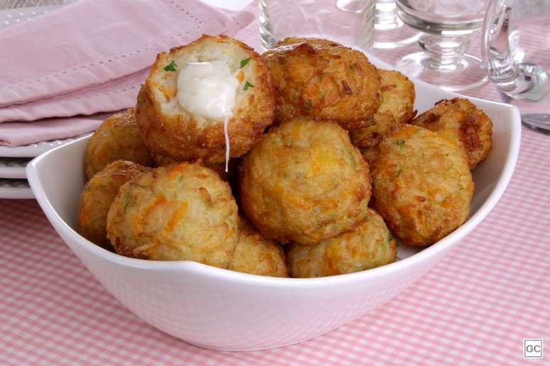 Bolinho de arroz com legumes e queijo – Foto: Stela Handa