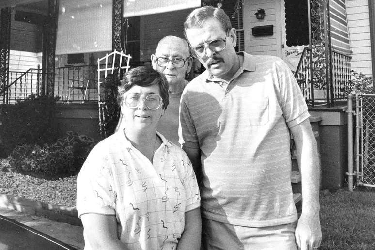 Janet e Jack Smurl em frente &agrave; sua casa na Chase St. em 22 de agosto de 1986 em West Pittston, Pensilv&acirc;nia.
