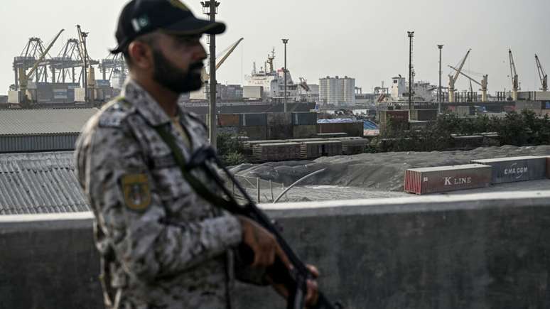 Um soldado patrulha o Porto de Karachi, em Karachi, em 9 de maio de 2025, em meio às tensões na fronteira entre a Índia e o Paquistão. O Paquistão acusou a Índia em 9 de maio de levar os vizinhos "para mais perto de um grande conflito", já que o número de mortos em três dias de ataques com mísseis, artilharia e drones ultrapassou 50. (Foto de Rizwan TABASSUM/AFP)