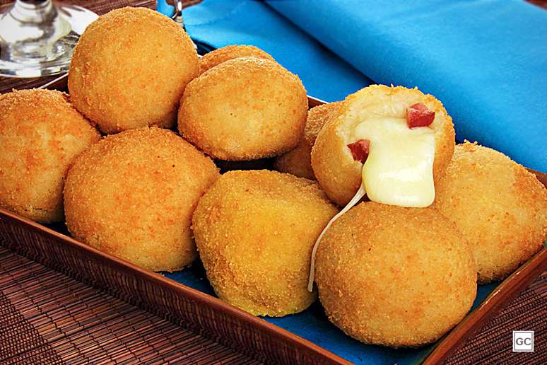 Bolinha de queijo com bacon – Foto: Stela Handa
