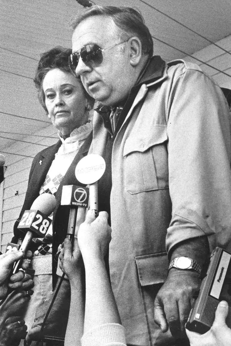 Lorraine e Ed Warren falam &agrave; imprensa na casa de Jack e Janet Smurl em 25 de agosto de 1986 em West Pittston, Pensilv&acirc;nia. AP Photo/Wilkes-Barre Times Leader/Carolyn Bauman