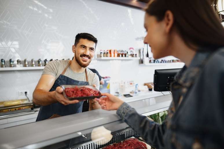 No momento de comprar a carne, alguns cuidados são essenciais para evitar riscos à saúde 