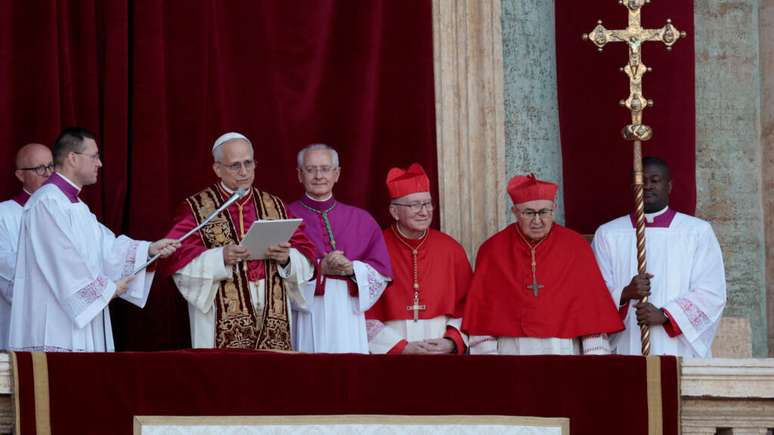 Recém-eleito Papa Leão XIV, o Cardeal Robert Prevost, dos Estados Unidos, entrega a mensagem “Urbi et Orbi” (para a cidade e para o mundo) da sacada da Basílica de São Pedro, no Vaticano, em 8 de maio de 2025.