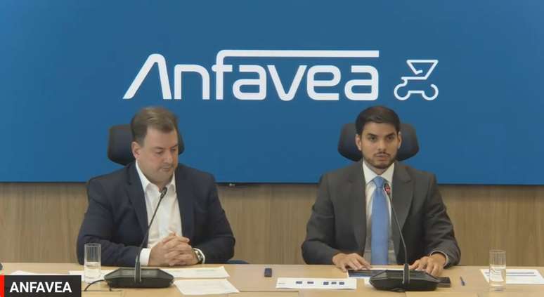 Marcus Vinicius Aguiar (VP) e  Igor Calvet (presidente) na coletiva da Anfavea