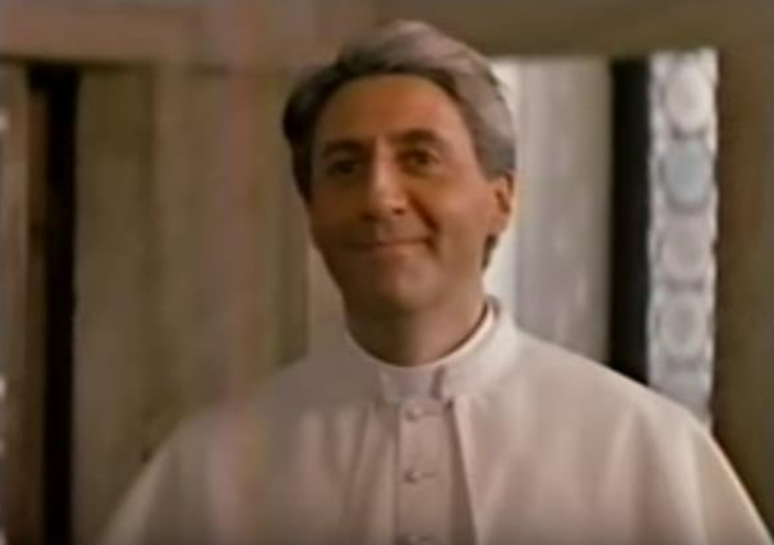 Cena do filme Saving Grace, de 1986