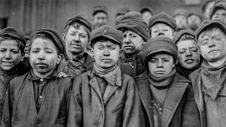 Trabalho infantil era comum nas fábrica inglesas dos séculos 18 e 19. Revolução Industrial roubou a infância de muitas crianças.