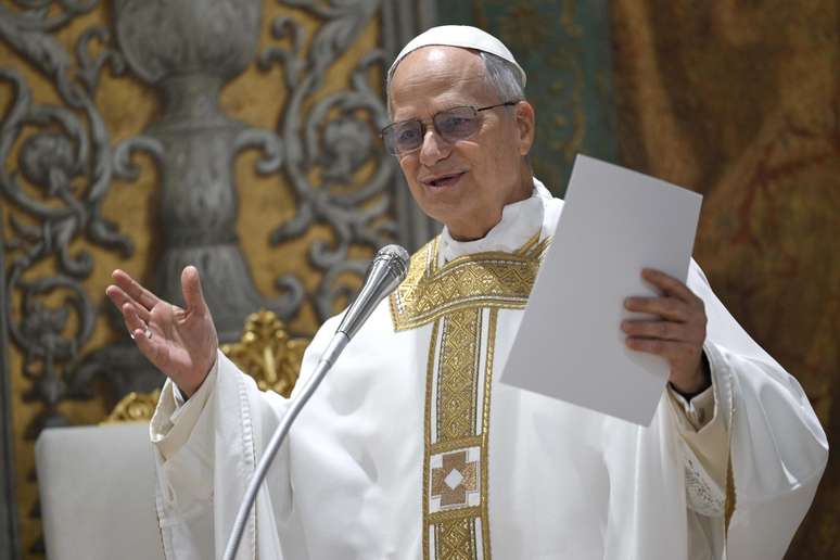 O cardeal americano Robert Francis Prevost preside sua primeira Santa Missa como Papa Leão XIV com cardeais na Capela Sistina na conclusão do Conclave em 9 de maio de 2025 na Cidade do Vaticano.