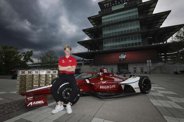 Jacob Abel posando com seu novo carro durante a apresentação da nova pintura