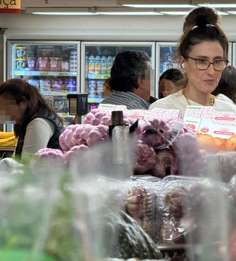 Paola Carosella escolhendo legumes: a chef produz conteúdo variado sobre alimentação e bem-estar para seus perfis na internet