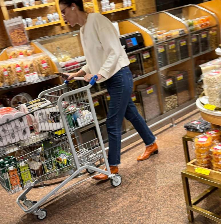 Crowded trolley: fruit, vegetables, vegetables, many organic and hygienic materials Crowded trolley: fruit, vegetables, vegetables, many organic and hygienic materials