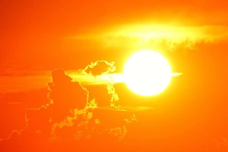 Imagem mostra o sol, visto da Terra. 