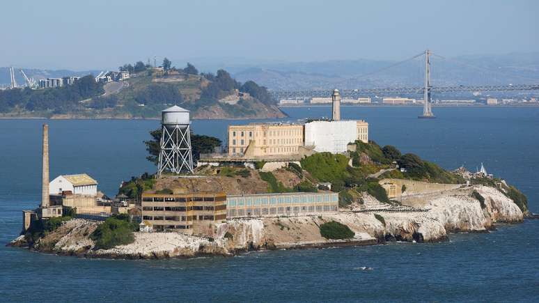 Measadh roimhe seo gur fortress dosháraithe é, tógadh gabháil Alcatraz ar oileán i mBá San Francisco, California