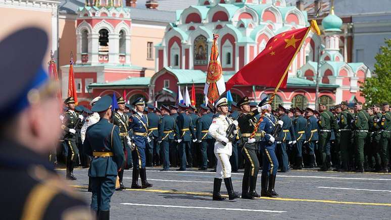 A China tem fortalecido seus laços econômicos e militares com a Rússia — e uma prova concreta disso é a participação de uma unidade do exército chinês no desfile em Moscou nesta sexta-feira