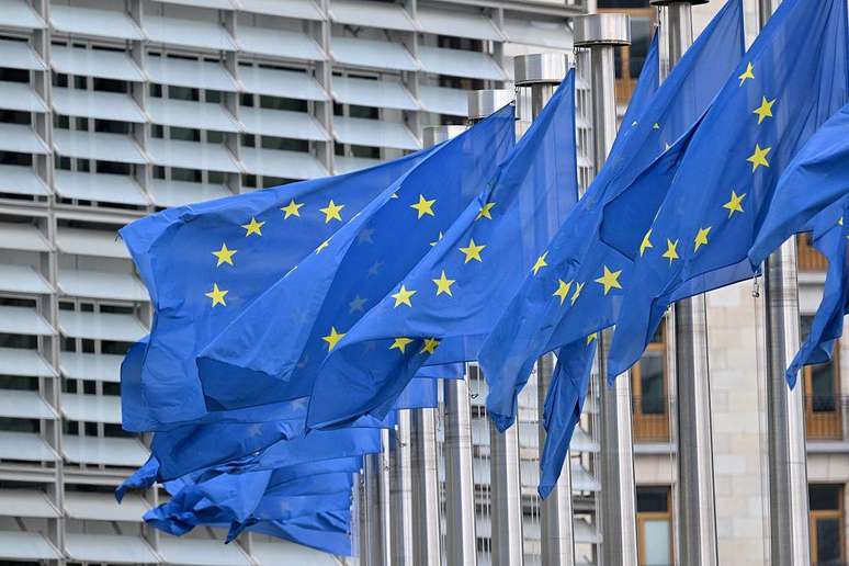 A China tenta se aproximar da União Europeia como forma de conter os efeitos da guerra comercial iniciada por Donald Trump, mas seu alinhamento com a Rússia na invasão da Ucrânia é um obstáculo a esse objetivo.