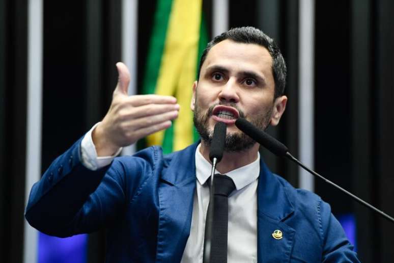 Senador Cleitinho Azevedo, do Republicanos-MG, no palanque do Senado em dezembro de 2024