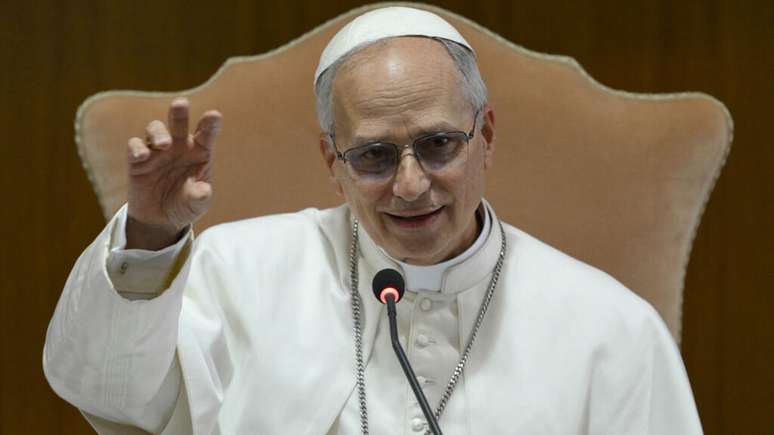 Pápa Leo XIV le linn cruinnithe le Cardinals na Vatacáine ar an 10ú de 2025.