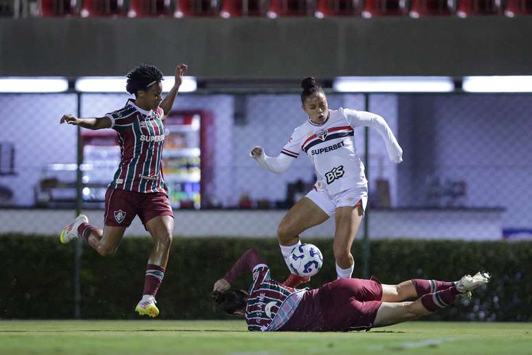 Nos minutos iniciais da partida, domínio do São Paulo: as Soberanas tiveram mais posse de bola e levaram mais perigo às adversárias. No lance, Dudinha, do Tricolor, disputa bola com Gislaine, do Flu