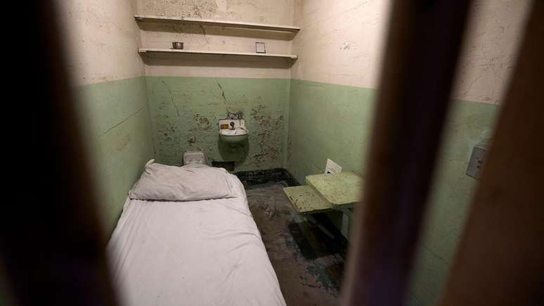 Chaith na Fugitives míonna ag druileáil poll ina gcealla chuig conair seirbhíse nach bhfaca na gardaí príosúin