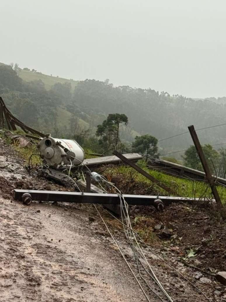 O fen&ocirc;meno extremo com ventos rotacionais destrutivos arrasou propriedades rurais