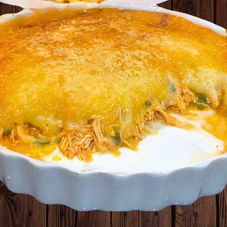 Escondidinho de frango com purê de mandioca cremoso