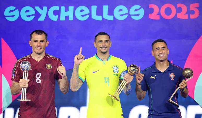 El mejor jugador del torneo, Rodrigo recibió una bola dorada 
