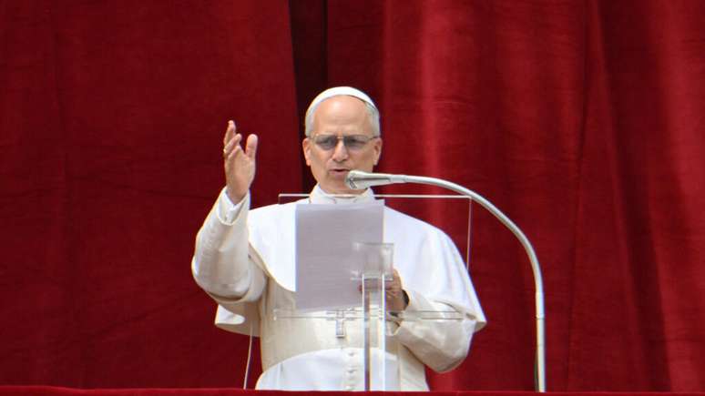 Papa Leão XIV profere a oração 'Regina Caeli' na galeria central da Basílica de São Pedro, no Vaticano, em 11 de maio de 2025.