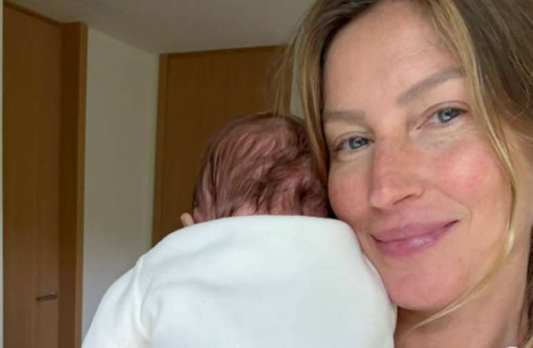 Gisele Bündchen em foto ao lado de seu filho mais novo, nascido em 2025