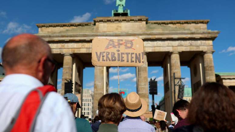 Manifestantes se reuniram diante do no Portão de Brandemburgo, em Berlim, em um dos protestos organizados contra a AfD, em 11 de maio de 2025.