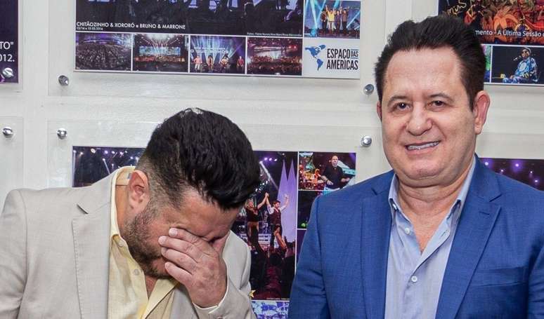 'Quase me matou do coração': sertanejo Marrone bate com a cabeça em queda durante show e apavora Bruno. Saiba estado de saúde atualizado do cantor.