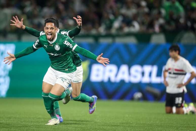 Vitor Roque comemora gol que deu a vitória ao Palmeiras sobre o São Paulo em Barueri.