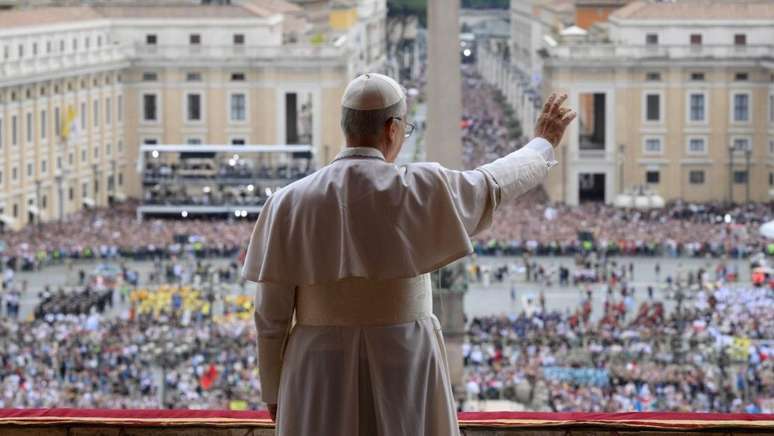 Papa Leão XIV saudou a multidão de fiéis neste domingo, 11