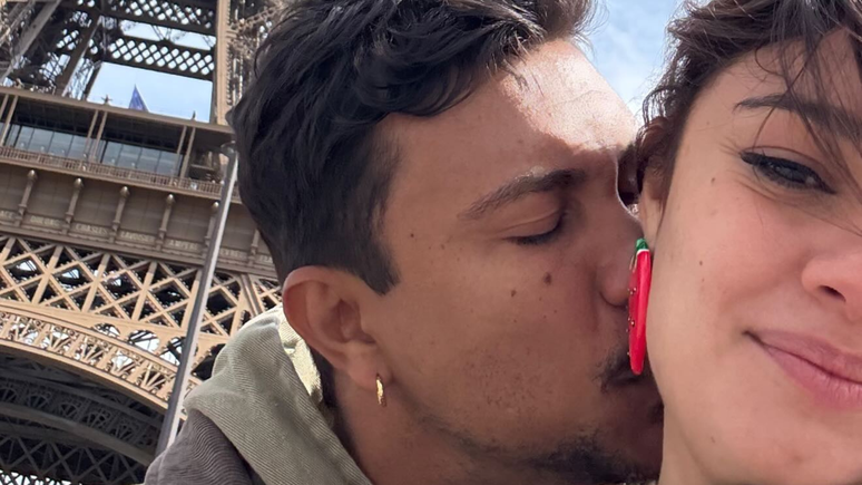 Are they back? The shaman and Sophie Charlotte appear in a romantic atmosphere during a trip