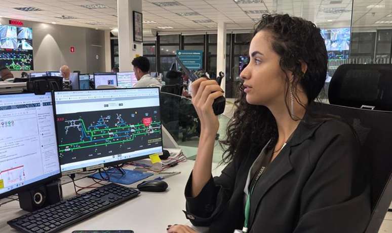 Isabelle Souza Pereira, supervisora do Centro de Controle Operacional (CCO) das linhas 8-Diamante e 9-Esmeralda, da ViaMobilidade.