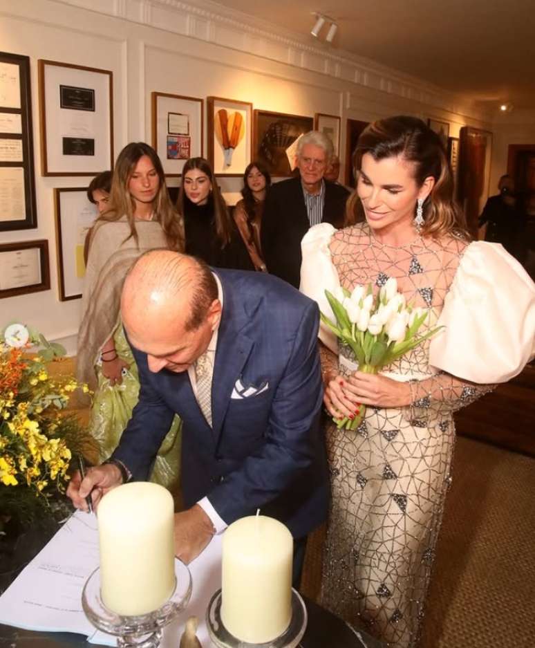 A bela noiva observa o marido assinar o termo de casamento: "Um dia especial"