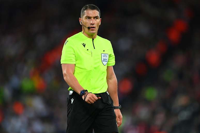 István Kovács durante uma partida na Champions League 