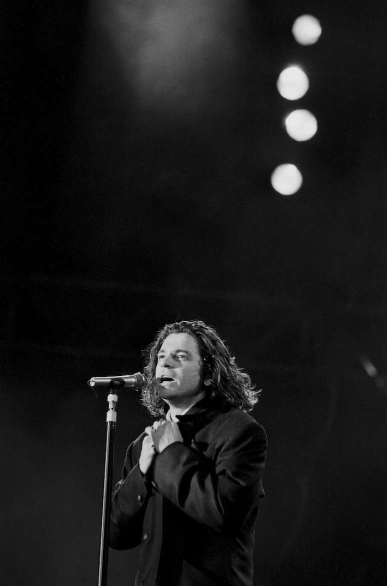 O vocalista da banda INXS, Michael Hutchence, durante apresentação no festival Rock in Rio II, no estadio do Maracanã, em 1991