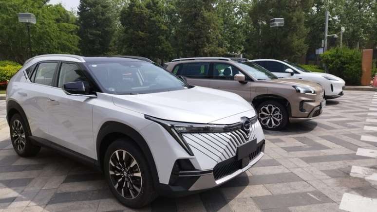 Da esqueda para a direita, o híbrido Emkoo e os elétricos Aion V e Hyper HT.