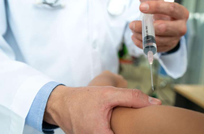 Os médicos que operam a morte assistida muitas vezes fazem aplicação intravenosa de remédios que levarão à morte do paciente
