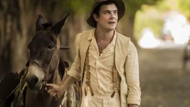 Sergio Guizé retorna como Candinho ao lado do burro Policarpo em 'Êta Mundo Melhor'
