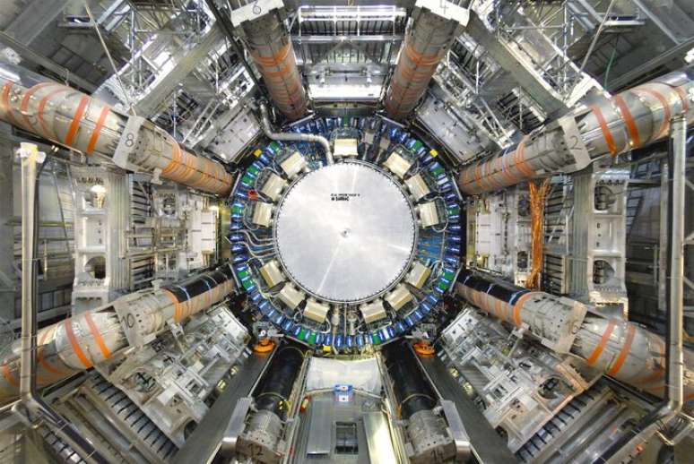 O superacelerador de partículas europeu onde foi realizado o experimento