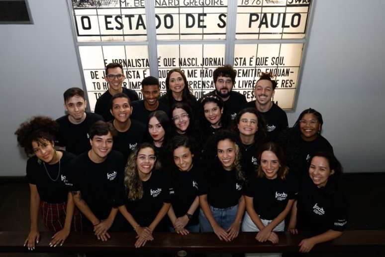 Alunos da 2ª turma de focas de Saúde na escadaria do 'Estadão': curso também conta com conteúdo de bem-estar e qualidade de vida.