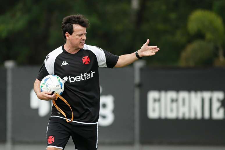 Vasco tendrá el primero de Fernando Diniz en el borde del estadio, este martes (13)--
